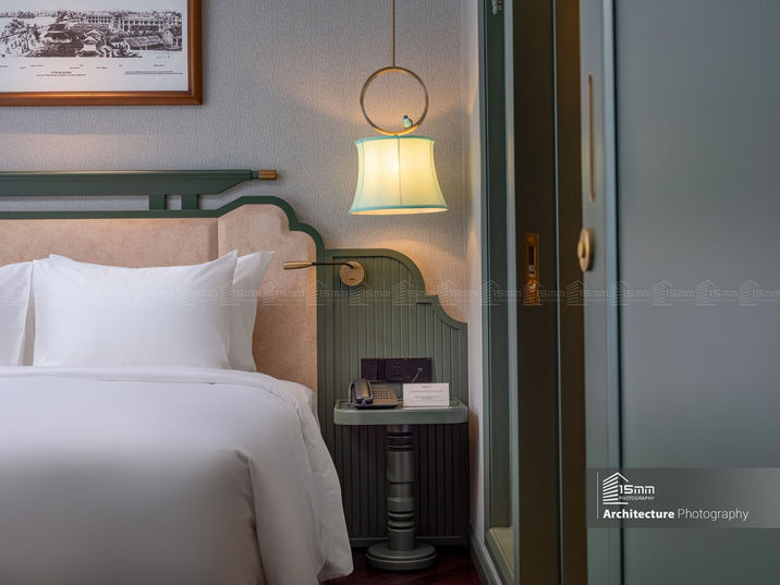 Chi tiết đầu giường và đèn ngủ trong phòng khách sạn Tonkin Luxury Boutique Hotel Hà Nội