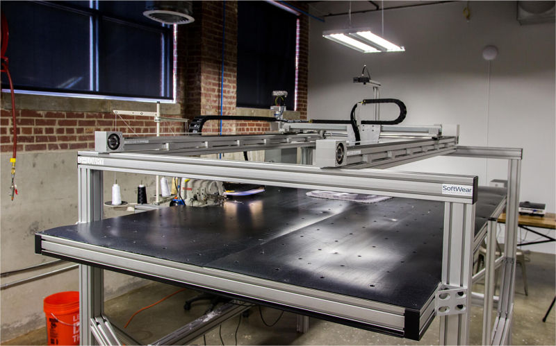 Une machine Sewbot capable de confectionner des vêtements