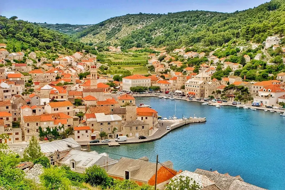 Zlatni Rat og kysten av Brač i Kroatia