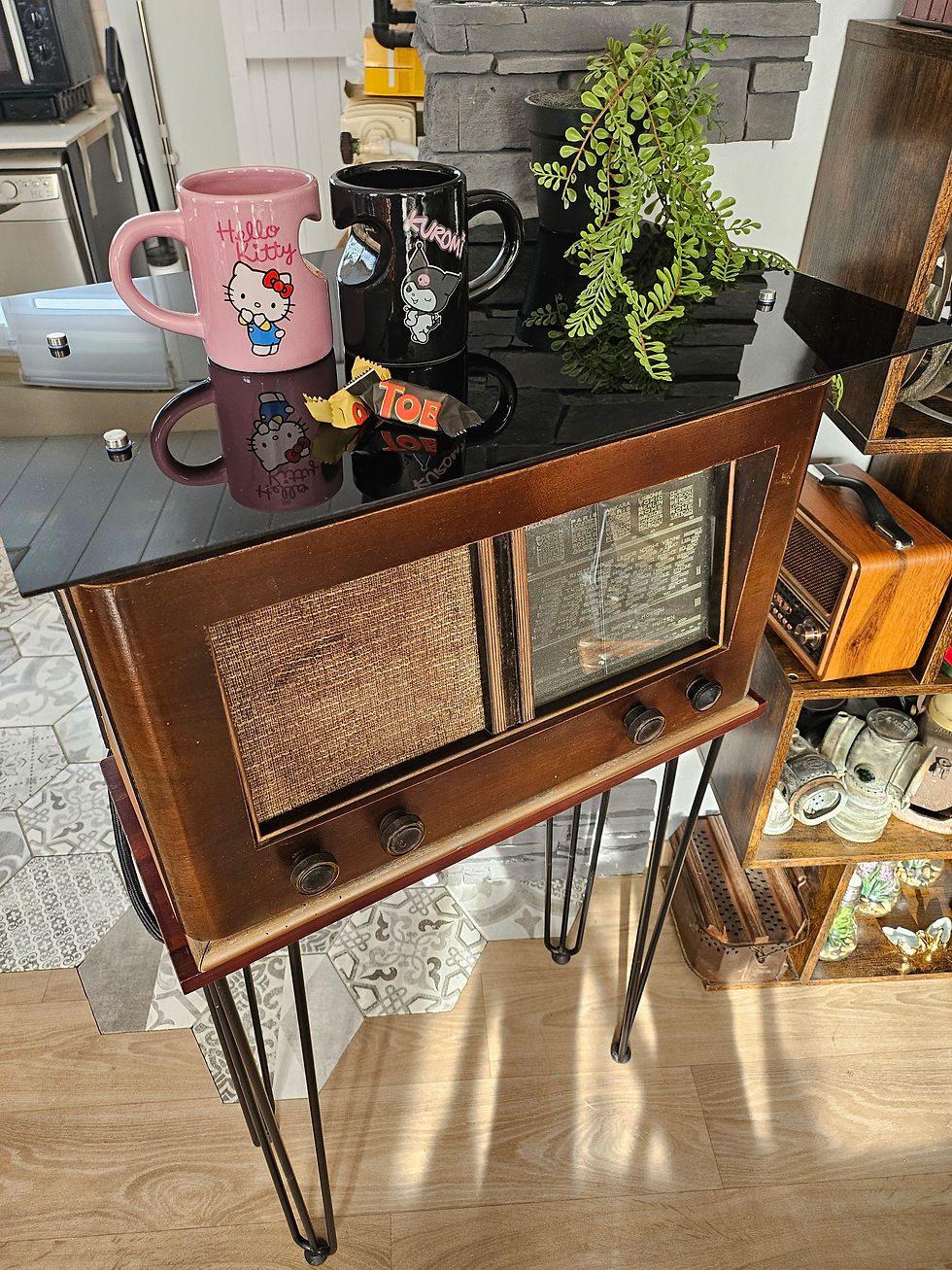 Miniature : Table haute sur ancien poste radio