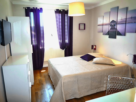 Equipée d'un vrai lit de 160, 2 chevets muraux, 2 bureaux avec lampes + 2 chaises et 2 péle-méle magnétiques, d'une armoire penderie 3 portes, 1 commode, 1 fenêtre double vitrage, parquet chêne et déco contemporaine.
Le mur du bureau est en couleur violet avec les rideaux assortis.
La porte possède un système de fermeture à clés indépendante pour plus de tranquillité.
Connexion internet par wifi
Enfin cette chambre est équipée d'un TV combo DVD avec les chaines de la TNT.
Le loyer est TOUT COMPRIS
Bail individuel pour ne pas être solidaire financièrement des autres colocataires.
Les Services compris dans le prix de la location sont :
L'accès à internet par Wifi + l'accès aux chaines gratuites TNT ainsi que l'eau chaude et froide + le gaz + l'entretien de la chaudière + l’électricité + le chauffage et l'ascenseur avec les charges de copropriété.
La taxe d'habitation sera collectée directement par le Trésor Public par vos soins.
La taxe des ordures ménagères sera collectée par nos soins selon le barème imposé par le Grand Lyon.