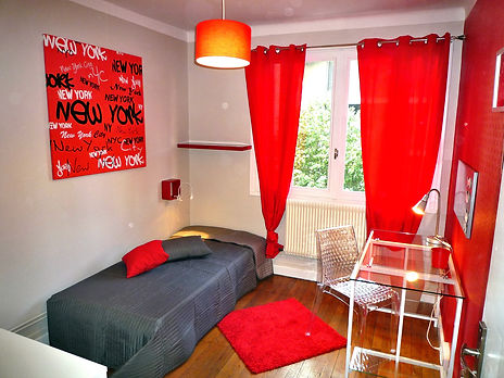 Equipée d'un vrai lit de 90, d'un chevet mural, d'un bureau avec lampe + une chaise et un péle-méle magnétique, d'une armoire penderie 2 portes, 1 commode, 1 fenêtre double vitrage, parquet chêne et déco contemporaine.
Le mur du bureau est en couleur rouge avec les rideaux assortis.
La porte possède un système de fermeture à clés indépendante pour plus de tranquillité.
Connexion internet par wifi
Enfin cette chambre est équipée d'un TV combo DVD avec les chaines de la TNT.
Le loyer est TOUT COMPRIS
Bail individuel pour ne pas être solidaire financièrement des autres colocataires.
Les Services compris dans le prix de la location sont :
L'accès à internet par Wifi + l'accès aux chaines gratuites TNT ainsi que l'eau chaude et froide + le gaz + l'entretien de la chaudière + l’électricité + le chauffage et l'ascenseur avec les charges de copropriété.
(les consommations ont été estimées pour une personne seule en utilisation normale journalière)
La taxe d'habitation sera collectée directement par le Trésor Public par vos soins.
La taxe des ordures ménagères sera collectée par nos soins selon le barème imposé par le Grand Lyon.