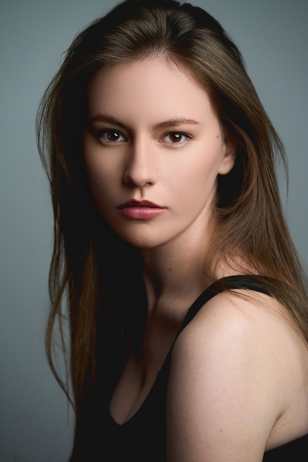 Victoria Nelson Dramatic Headshot – Side Glance Pose