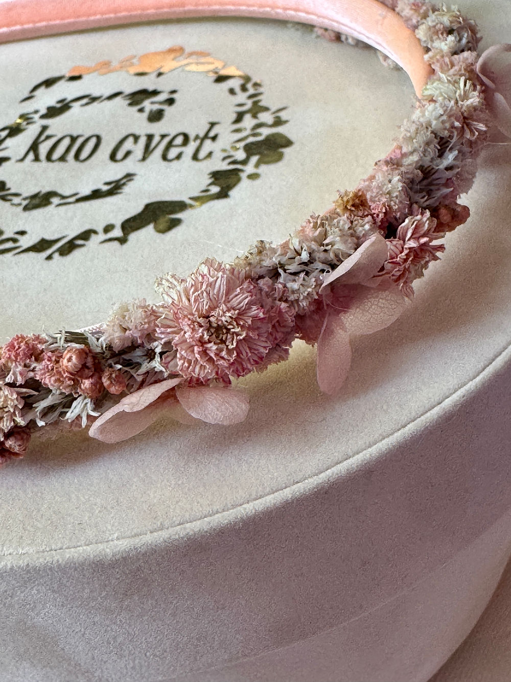 detalj roze rajfa za kosu