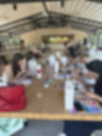 učesnici tokom team building kreativne radionice