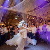 Tanzendes Brautpaar - Hochzeitstanz - Hochzeitsfotografie Traumzeugen