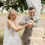 Brautpaar schneidet die Torte an - Hochzeitsfotografie Traumzeugen