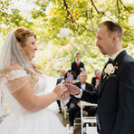 Das Brautpaar tauscht die Ringe - Hochzeitsfotografie Traumzeugen