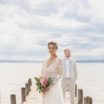Brautpaarshooting am Neusiedler See (Weiden am See) - Braut steht im Vordergrund und Bräutigam dahinter Hochzeitsfotografie Traumzeugen