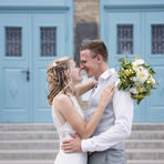 Brautpaarshooting im Refugium Hochstraß vor der berühmten blauen Tür - Hochzeitsfotografie Traumzeugen
