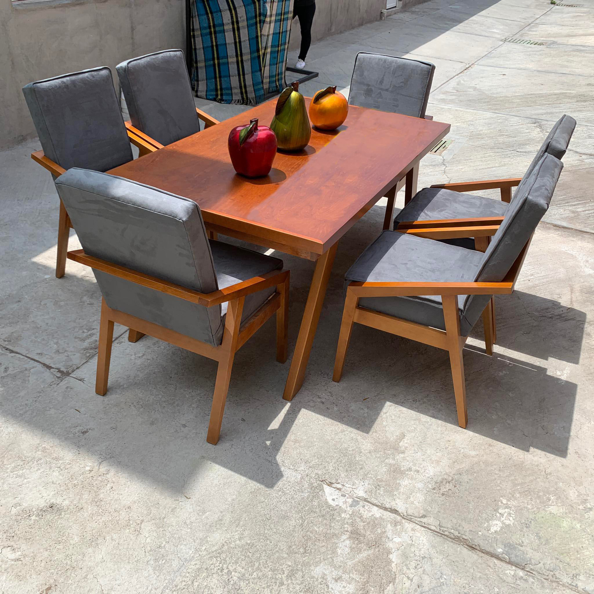 Comedor de 6 sillas con respaldo gris