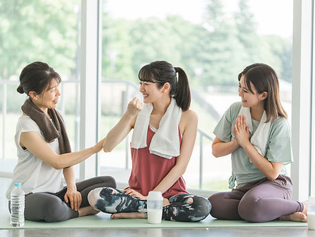 ジムで会話をしている女性