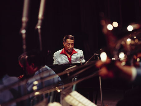Duke Ellington ao piano em foto de David Redfern/Getty Images