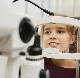 cute-girl-using-vision-test-machine-6TQN28Q.webp