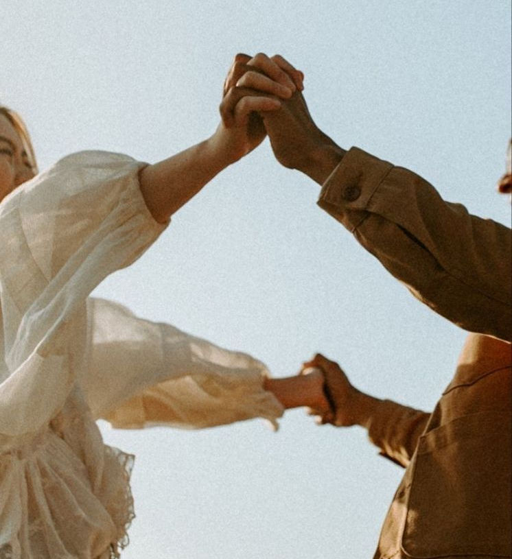 duas pessoas maos dadas