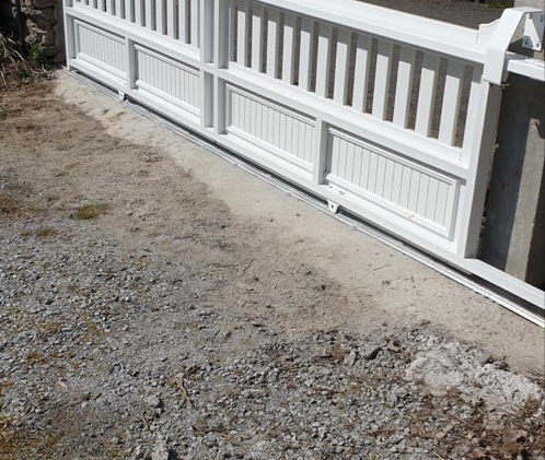 Gatiniol, concessionnaire Art et fenêtres, vous propose des portails et clôtures en pvc ou aluminium et motorisations.