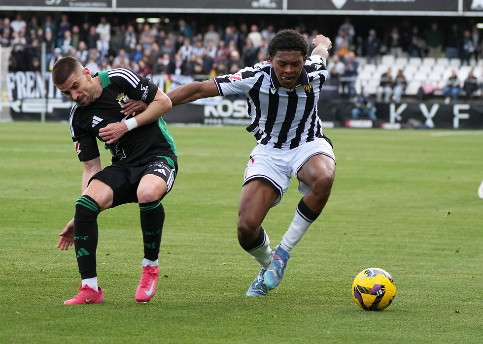 El jugador neerlandés, con paso en Volendam y Utrecht, mostrando sus habilidades defensivas en Castellón