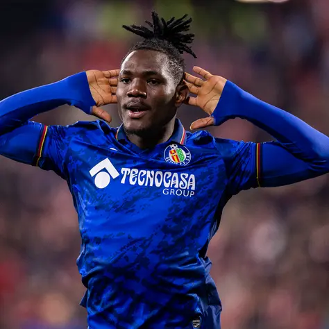 El Como aprieta por Uche, pero el nigeriano quiere seguir en el Getafe