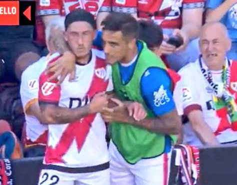 Cabreo del 'Pacha' tras ser sustituido en Vallecas