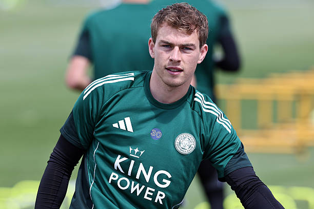 Hermansen tiene contrato con Leicester hasta 2028 y viene de disputar 27 partidos de Premier la pasada temporada.