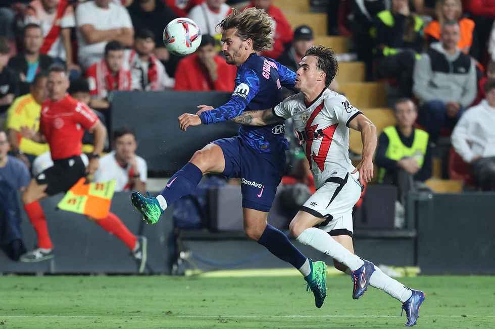 Disputa de balón durante el Rayo Vallecano- Atlético de Madrid de la temporada pasada en Vallecas.
