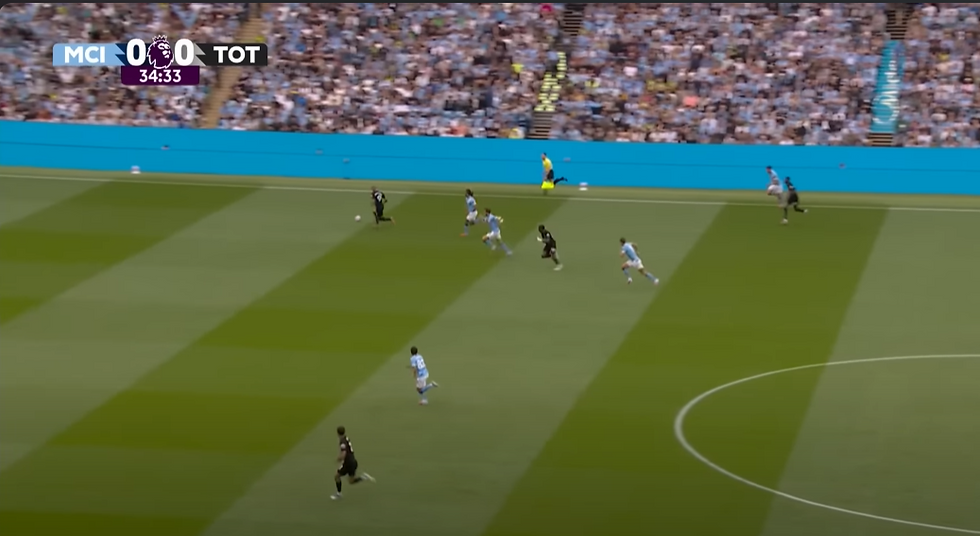 Richarlison consigue encontrar la espalda de los defensas rivales gracias al movimiento del extremo, el cual viene y atrae para luego descargar de cara y que el atacante brasileño pudiese atacar la profundidad.