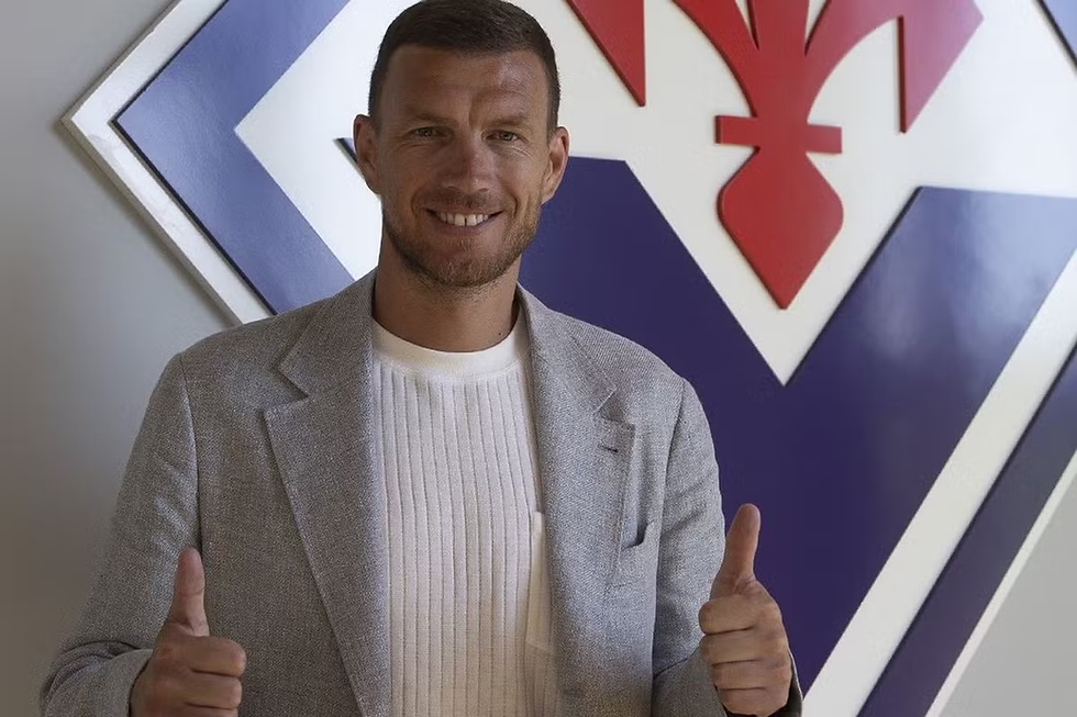 Edin Dzeko firmó con la Fiorentina por una temporada.