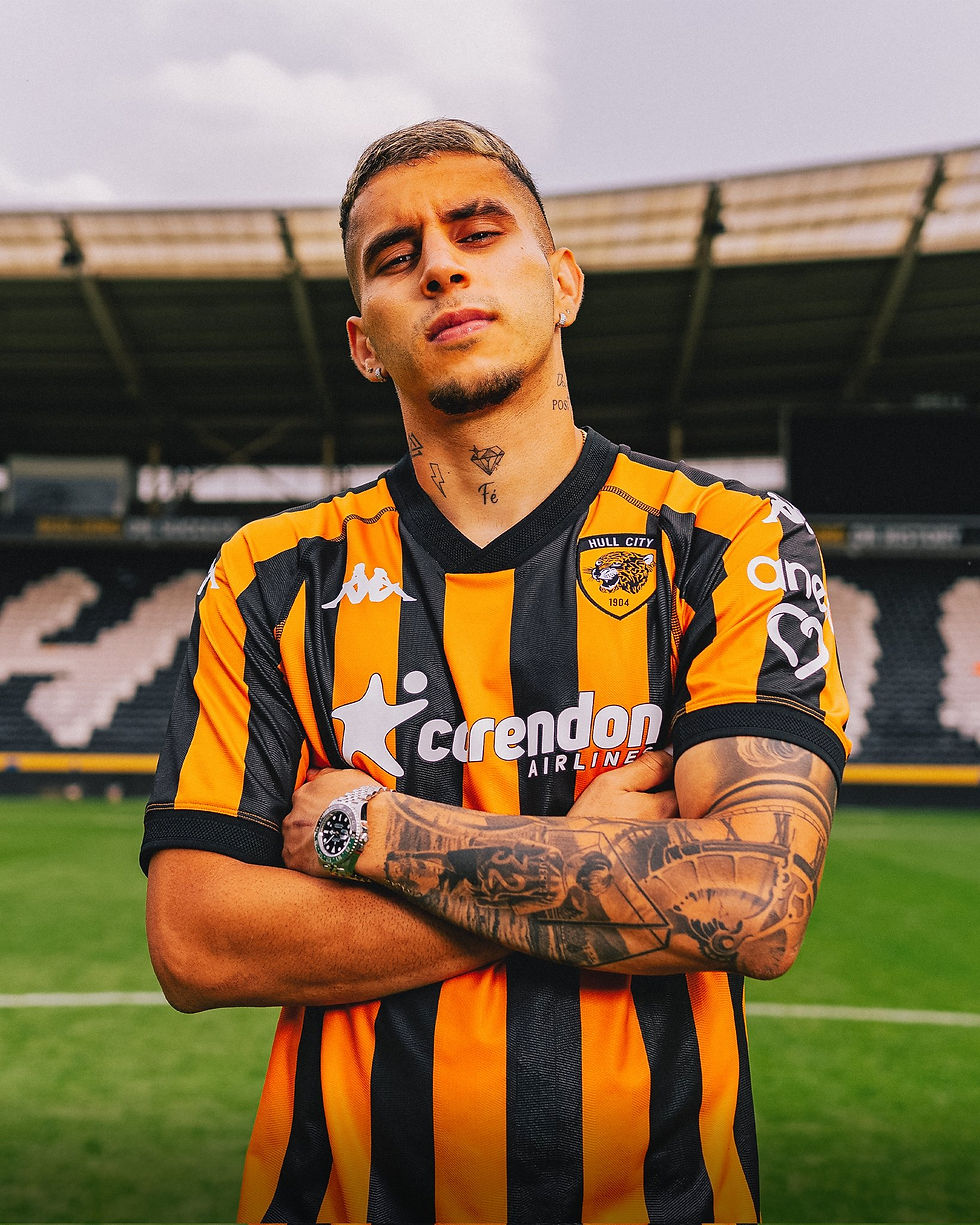 Gustavo Puerta posando con la camiseta del Hull City. Fuente: Hull City en X