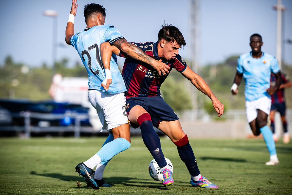Carlos Espi luchando el balón / Levante UD (X)