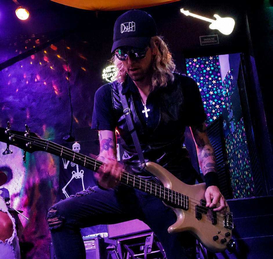 Duff McKagan no Brasil: Alexandre Salvador e o Baixo Implacável do Nightrain Club em São Paulo