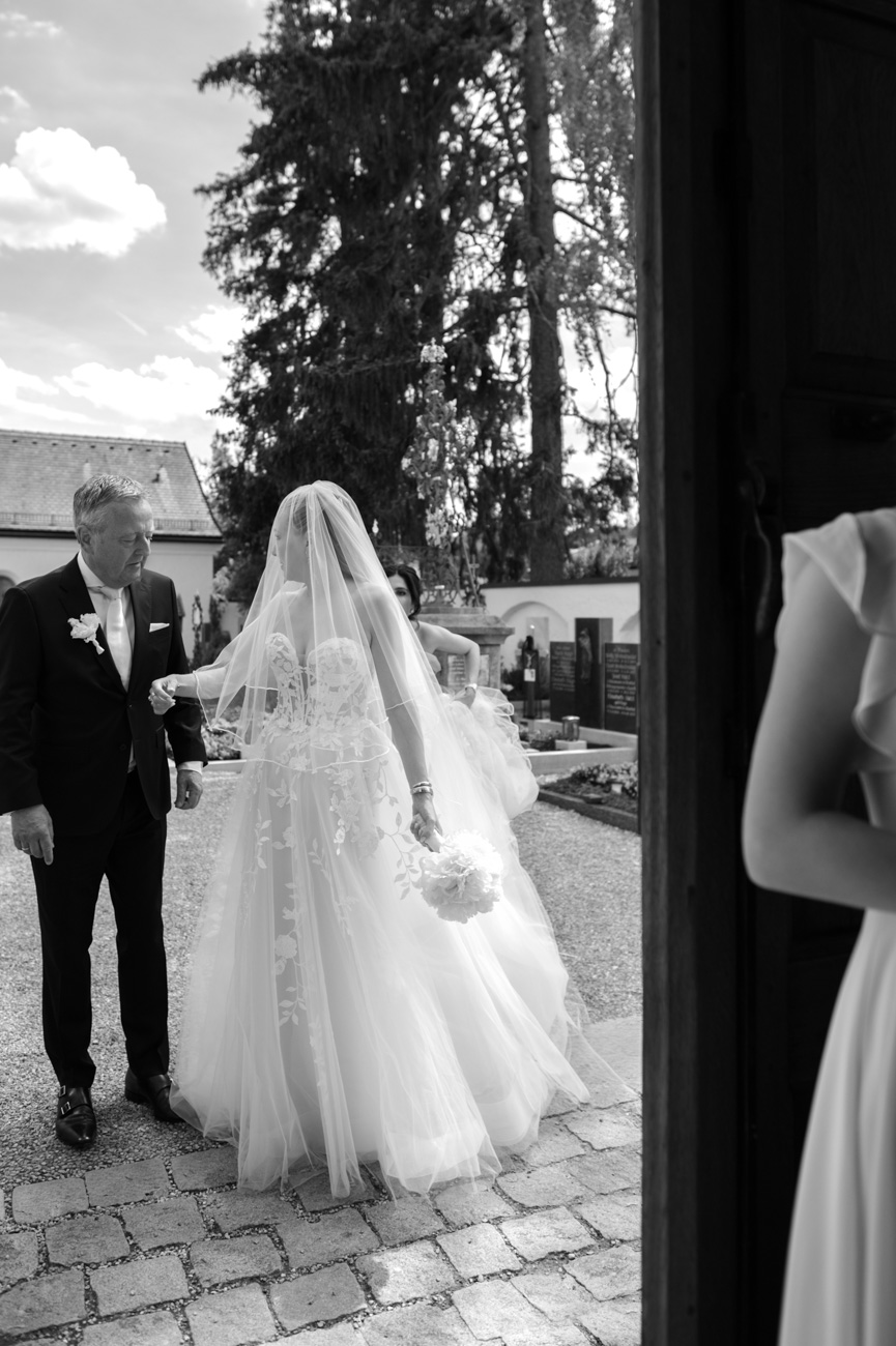 hochzeit-leeberghof-tegernsee-brautpaar-kirche-rottach-egern