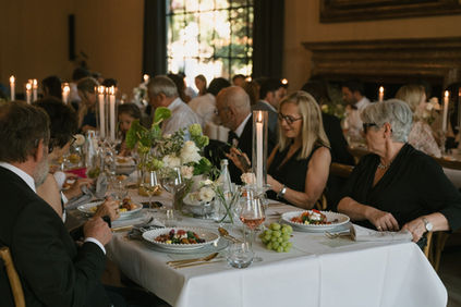 wedding-dinner-at-morrhof-candles-guests-eating