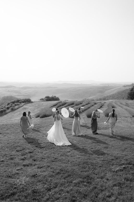 bride-and-bridesmaids-in-tuscany-on-lavender-field