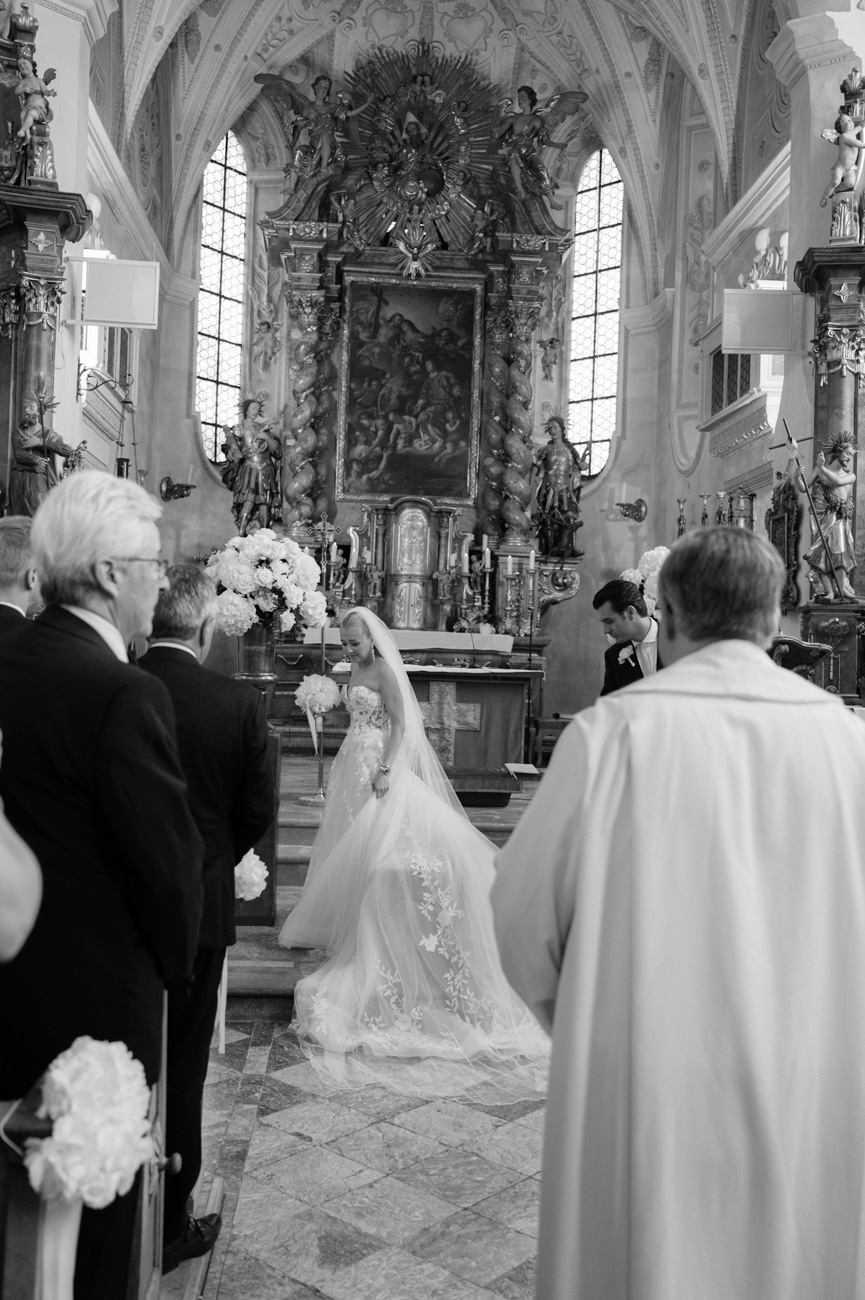 hochzeit-leeberghof-tegernsee-brautpaar-kirche-rottach-egern