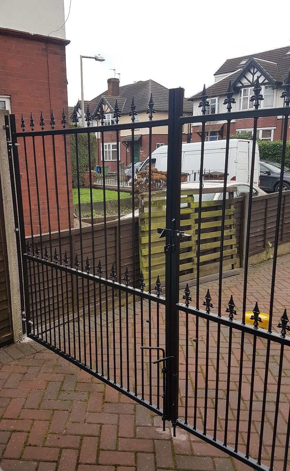 Thumbnail: MH43, Heavy Duty Drive Gate with Arrow heads tall