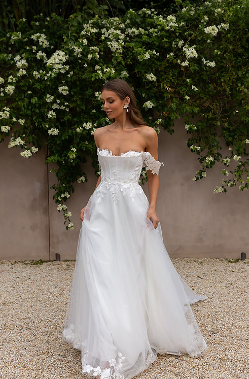 Rowan. Evie Young. Fairy bride. Brudekjole med blomster. Bohochic. brudekjole med korsett