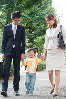 子供と手を繋ぐ親子