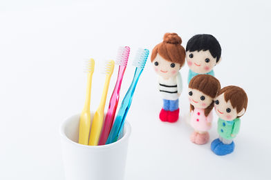 歯ブラシと家族の人形