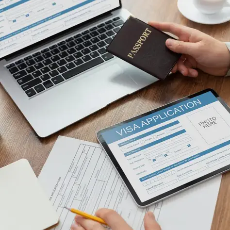 persona con un pasaporte en la mano rellenando formularios de aplicación de visa