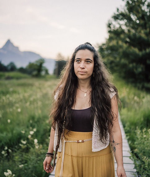 Jenny mit den Bergen im Hintergrund