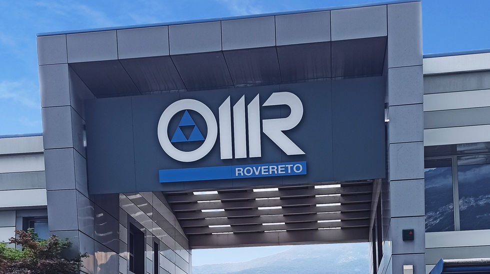 Grande insegna retroilluminata con scritto OMR, più un cassonetto traforato con scritto Rovereto.