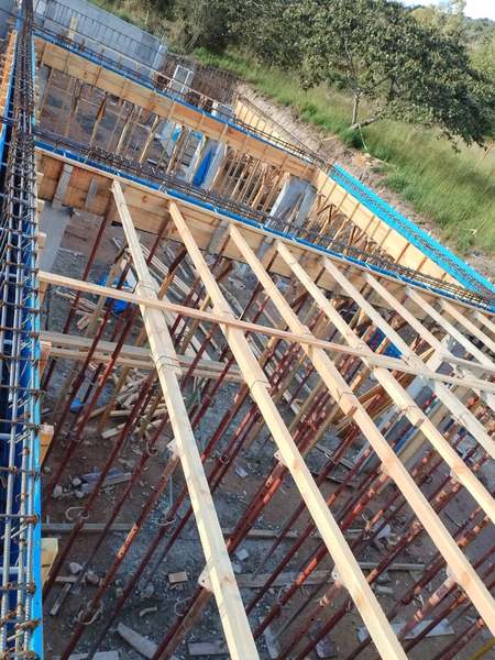 Viguetas de madera sobre puntales metálicos para el encofrado de techo