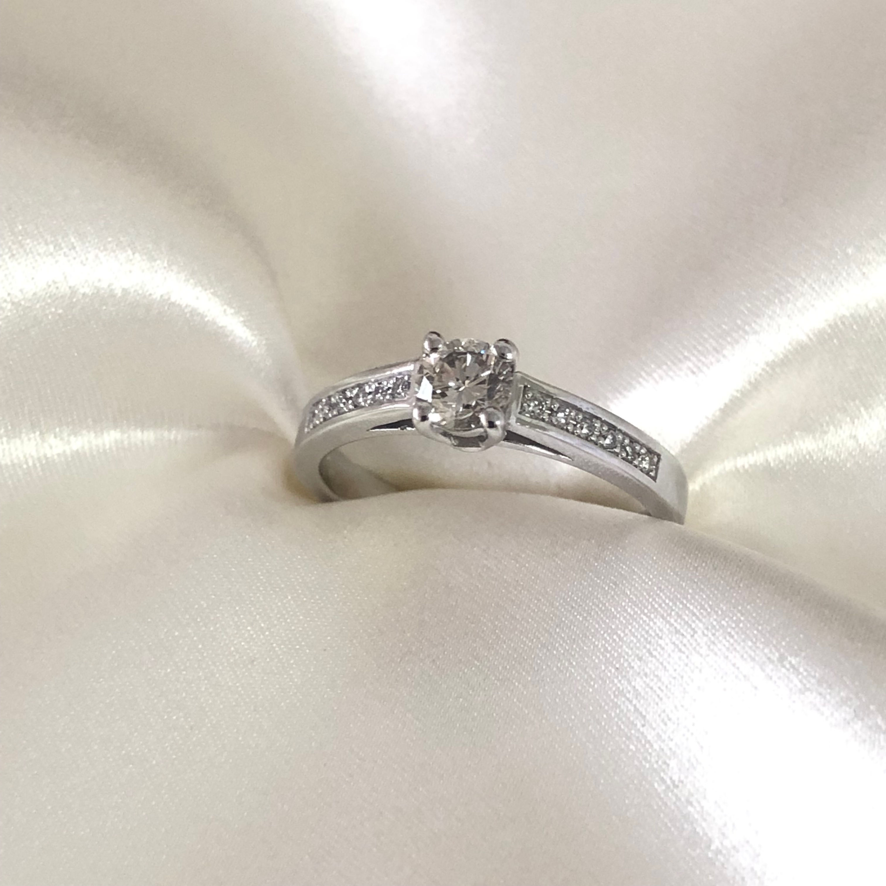 Λευκόχρυσο Μονόπετρο Δαχτυλίδι Κ18 με Μπριγιάν