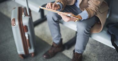 デジタルタブレットを持つ男