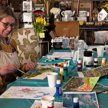 Artist Gabriel Knollys teaching The Thursday Art Club