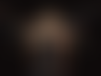 Wolverine, attaché à plusieurs fils de couleurs différentes.