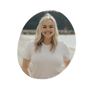 This is a headshot of Lisa smiling.