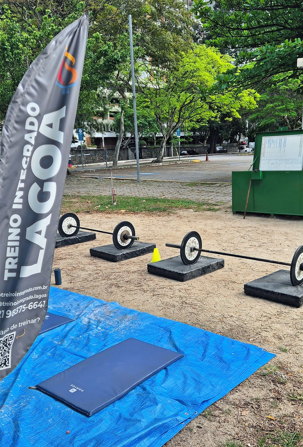 Treino funcional ao ar livre na Lagoa com pesos e colchonete.