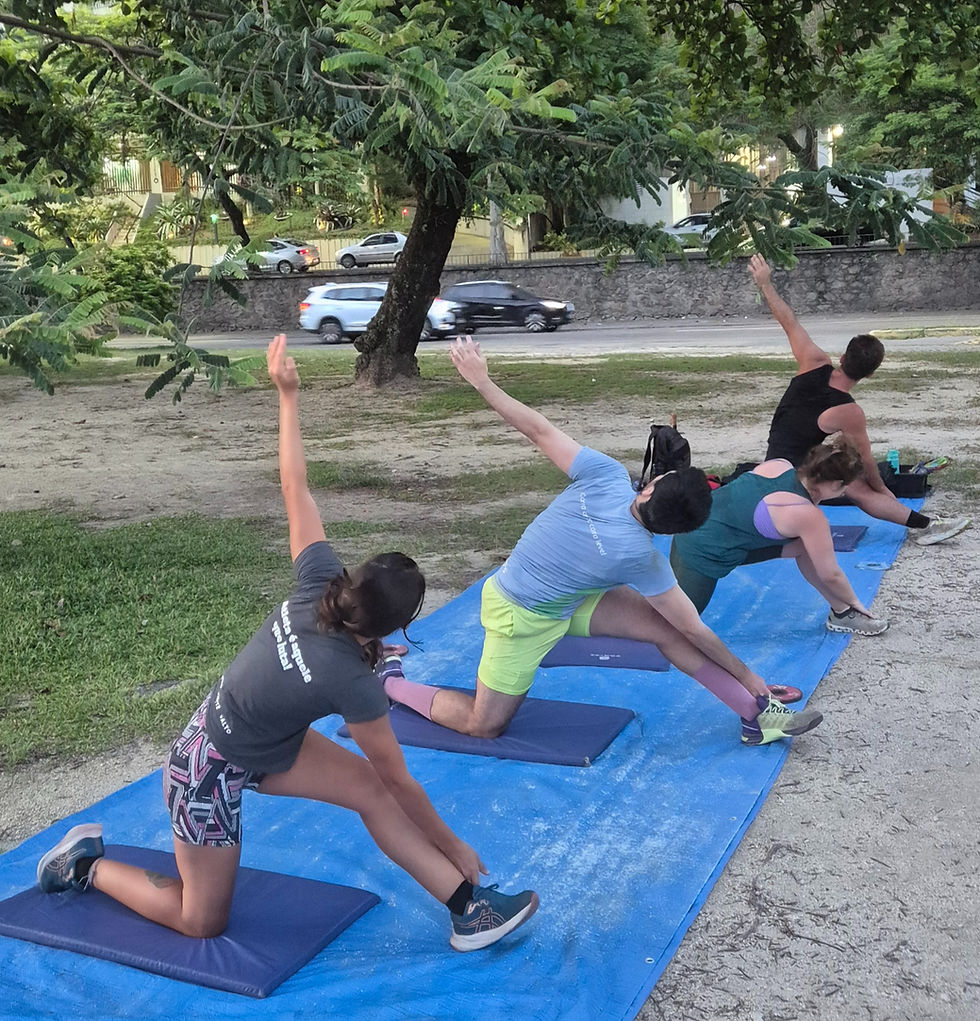 Pessoas em aula de Treino Integrado Lagoa ao ar livre.