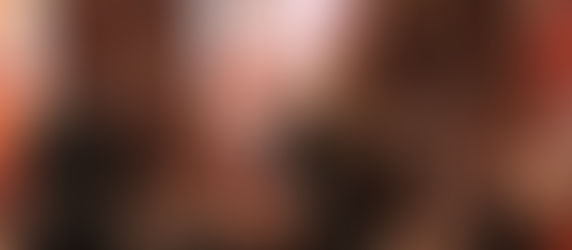 Accompagnée par l’orchestre symphonique tunisien dirigé par le maestro Chady Gharfi, Abeer Nehme a fait son entrée après une ouverture instrumentale marquée par “été 840” du compositeur libanais Zied Rahbani, plongeant la salle dans une atmosphère empreinte de lyrisme. Élégante et souriante, la chanteuse a entamé son récital avec plusieurs titres de son répertoire, dont “Wainak”, interprété comme un clin d’œil à un public longtemps dans l’attente de cette rencontre.